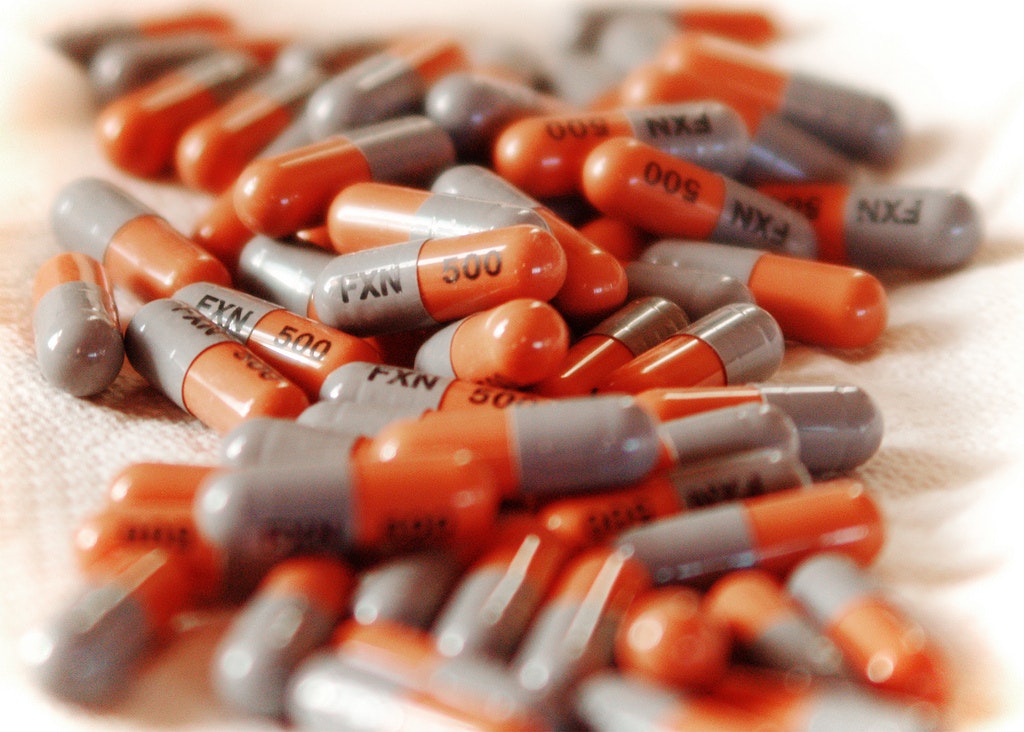 Антидепрессанты в крови. Таблетки капсулы. Сладкие антидепрессанты. Антидепрессанты в оранжевой упаковке. Пустые капсулы для лекарств.