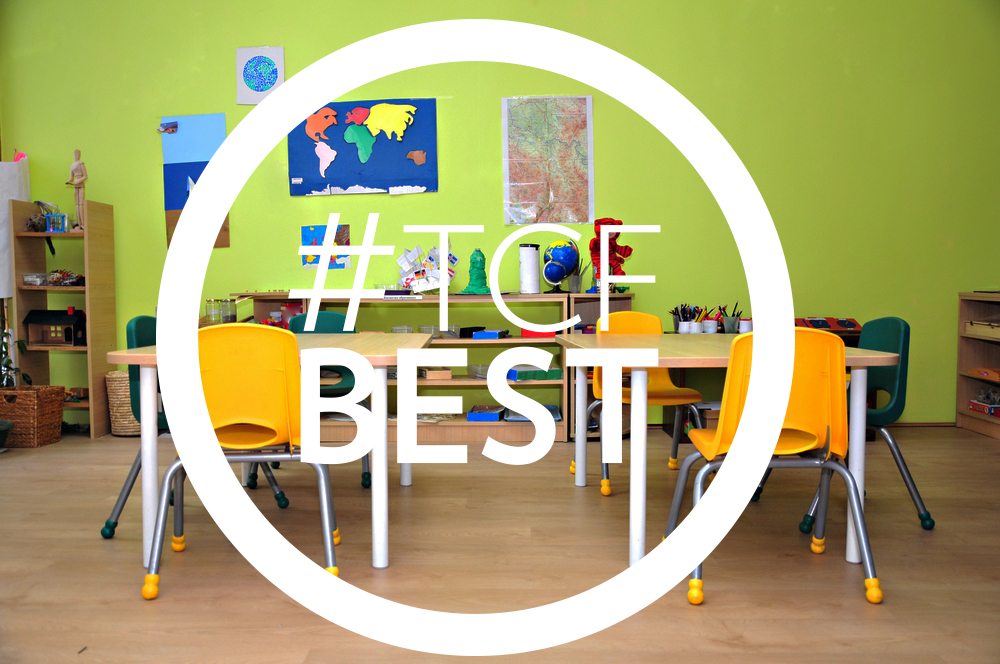 a classroom with a green wall and a white circle