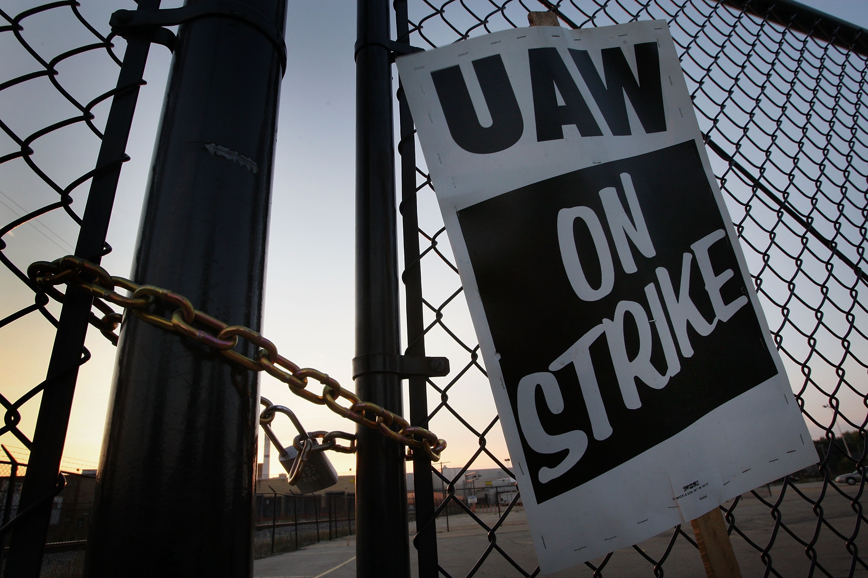 JANESVILLE, WI - SEPTEMBER 24:  A chain and padlock secure a gate to one of the employee parking lots outside the General Motors assembly plant September 24, 2007 in Janesville, Wisconsin. UAW workers at GM plants nationwide walked off their jobs this morning after the union failed to reach agreement on a contract with GM negotiators.  (Photo by Scott Olson/Getty Images)