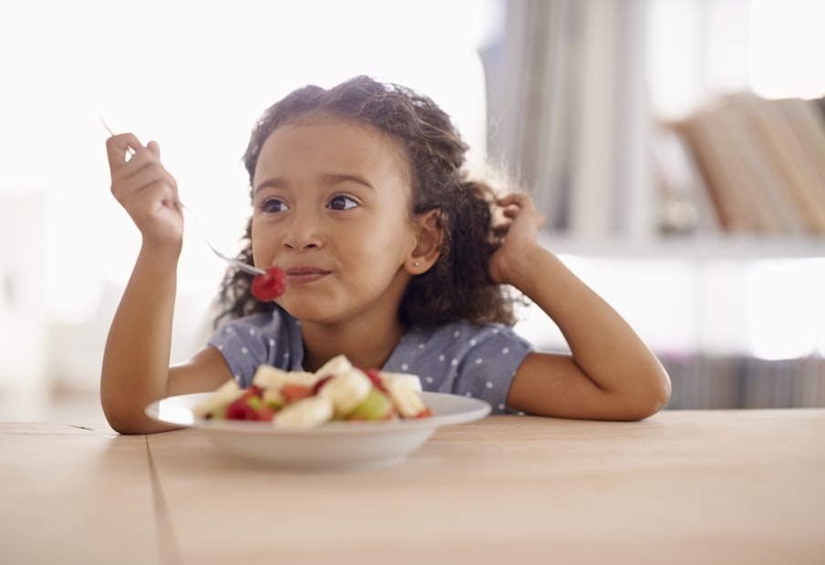 Shot of a cute little girl eating fruit salad at a tablehttp://195.154.178.81/DATA/i_collage/pi/shoots/783539.jpg