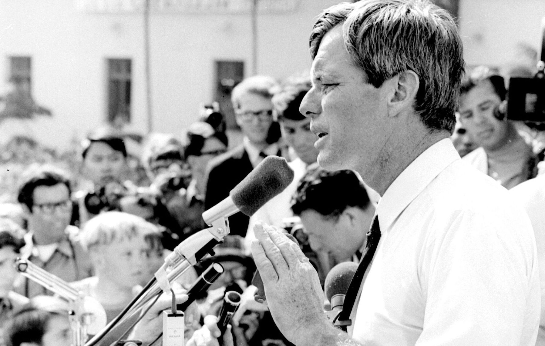 1968 ROBERT F KENNEDY Speaks in Los Angeles PHOTO 154-m 