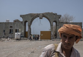 AL-HIMAH, YEMEN - SEPTEMBER 22: Fighters with the Tariq Salah Forces, a militia aligned with Yemen's Saudi-led coalition-backed government, man an outpost a few kilometers from the frontline on September 22, 2018 in Al-Himah, Yemen. A coalition military campaign has moved west along Yemen's coast toward Hodeidah, where increasingly bloody battles have killed hundreds since June, putting the country's fragile food supply at risk. (Photo by Andrew Renneisen/Getty Images)